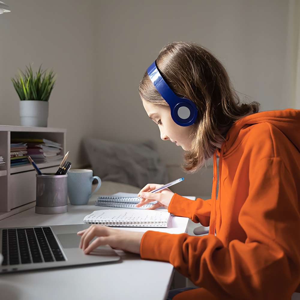 Preteen-learning-remotely-from-home
